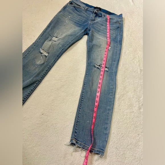 Judy Blue Light Wash Skinny Fit Distressed Jean - 11/30 - Picture 4 of 14